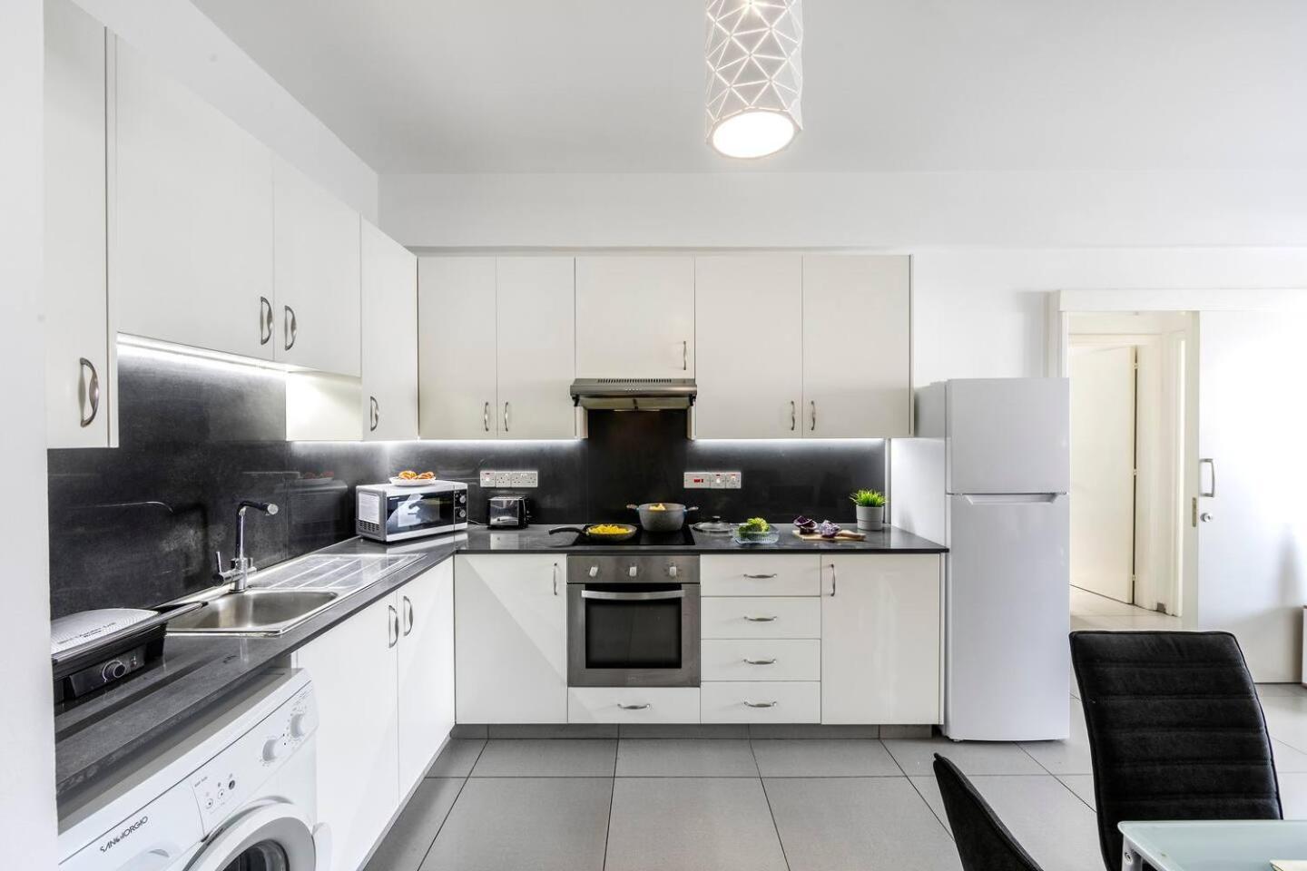 Airbnsea City Centre Side Sea View Apartments Larnaca Exterior photo